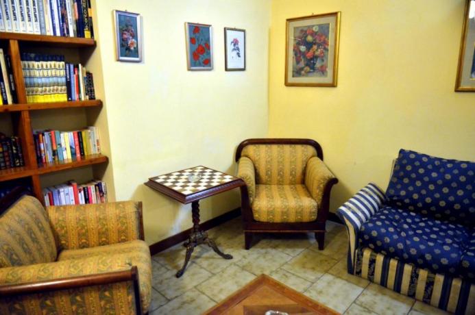 Salottino con area lettura nella Valdarno