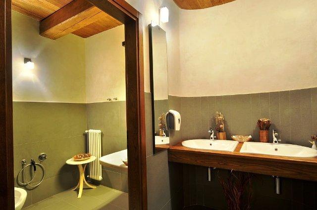 Bagno con mobili in legno di rovere 