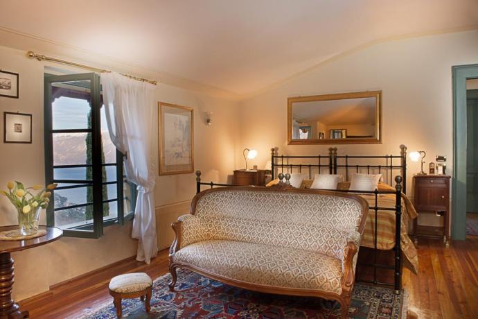 Suite con divano d'epoca e finestra con vista