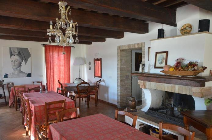 Sala colazioni agriturismo Umbria Spello 