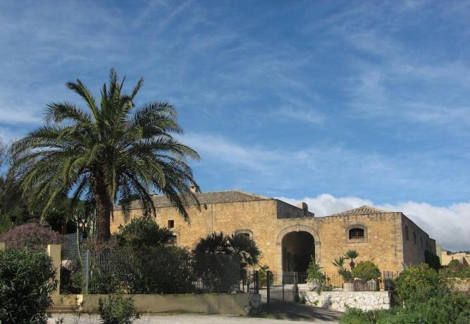 Hotel immerso nel verde della Valderice - Sicilia