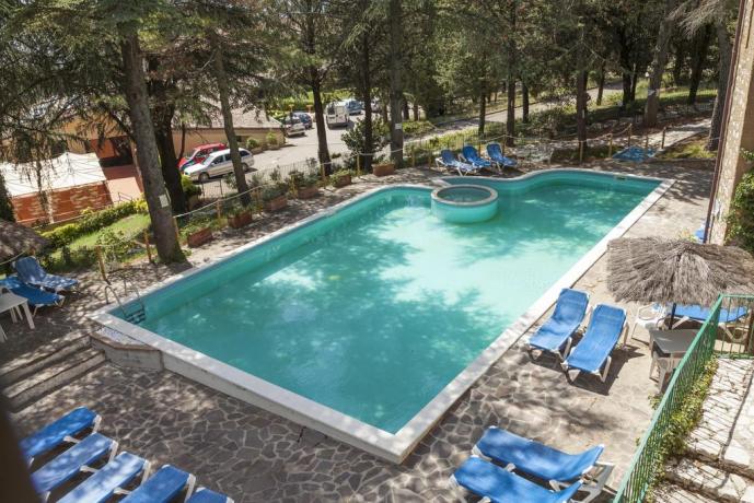 Piscina con sdraio e lettini
