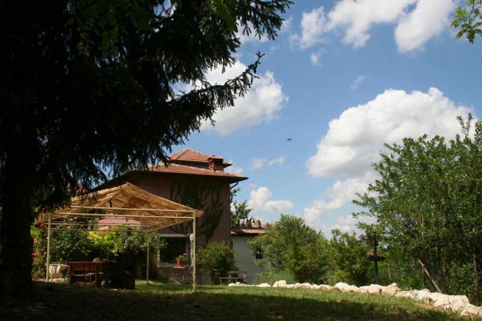 casale in campagna con appartamenti spaziosi a Pavia