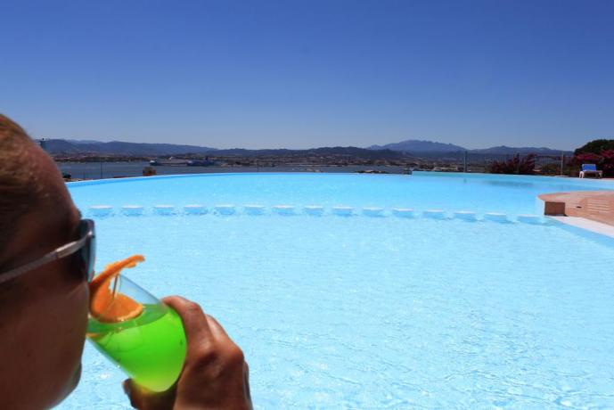 cocktail a bordo piscina con pool bar