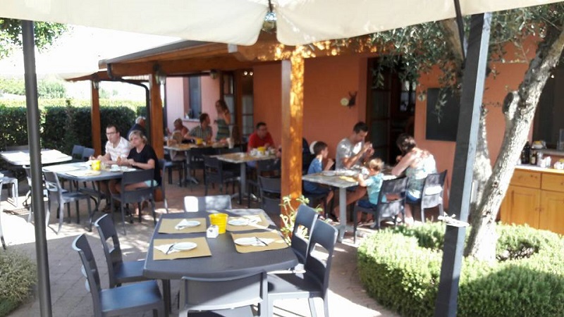 Colazione all'aperto, ristorante, country house Marche