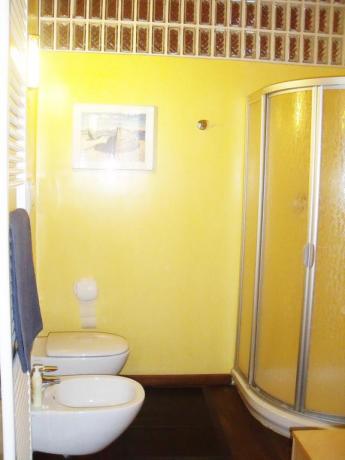 Bagno camera con box doccia incluso