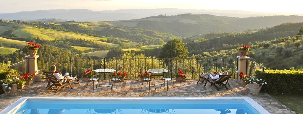 Piscina con vista panoramica sulle colline Umbre 