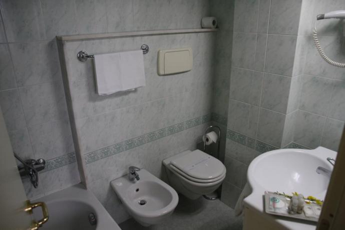 Bagno privato con doccia e asciugacapelli