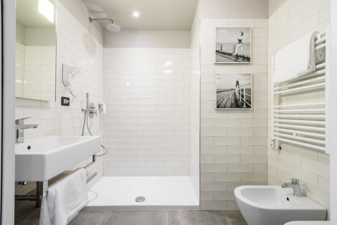 Bagni moderni al Family Hotel di Pesaro