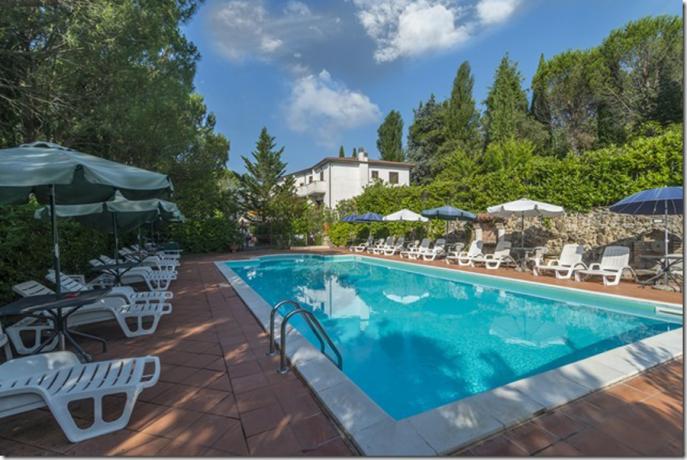 Hotel 3 stelle con Camere, Ristorante, Piscina vicino al Lago Trasimeno e Perugia, ideale per coppie e Gruppi. Prezzi bassi