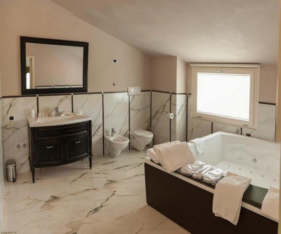 Bagno della Suite con Vasca Idromassaggio due posti