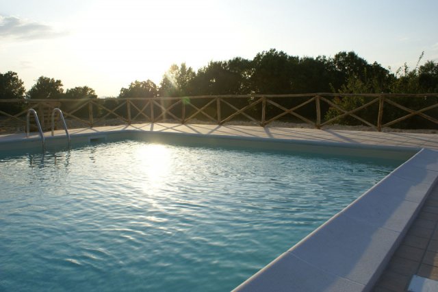 Agriturismo con Piscina panoramica con sdraio ombrelloni 