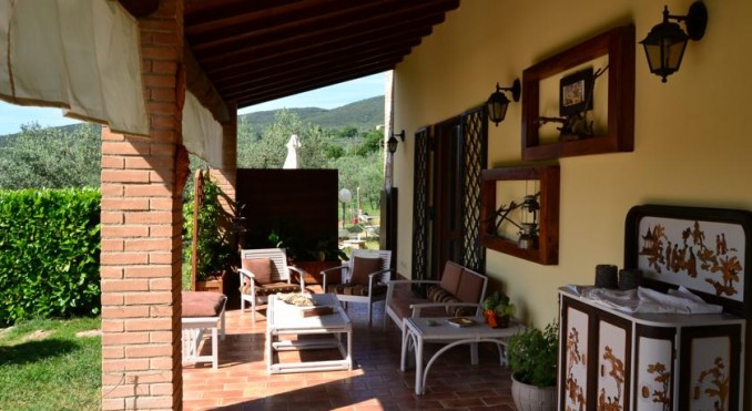 Casale con veranda e giardino a Montecchio 