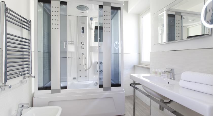 bagno con idromassaggio della camera King Sorrento