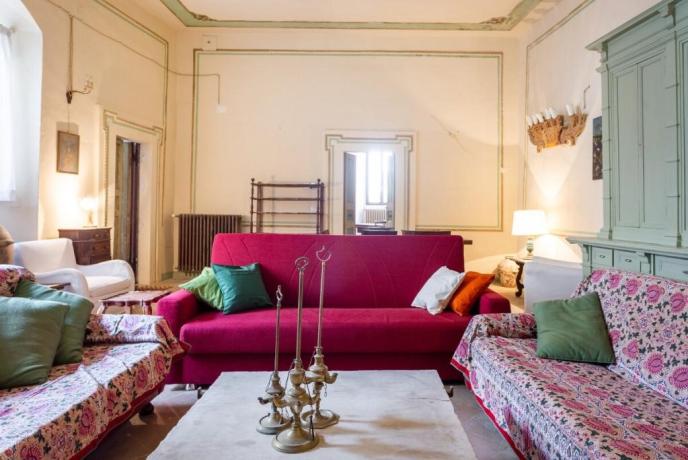 Salone con divano letto casa vacanza Assisi 