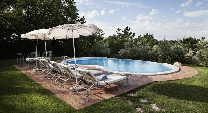 piscina villa con lettini