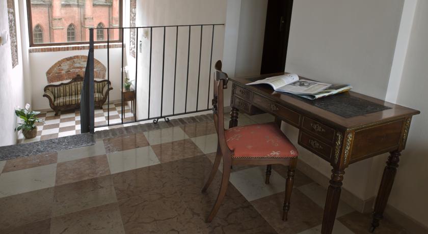Elegante Hotel con Suites e Ristorante a Bra