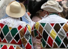 Bambini e adulti in maschera 