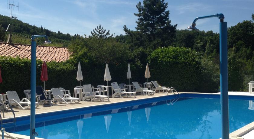 Piscina con sdraio e ombrelloni vacanza a Gubbio