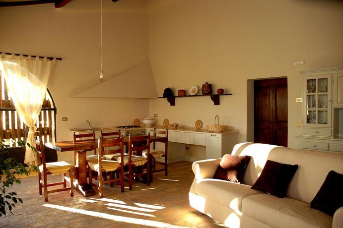 Agriturismo con appartamenti con salotto ed angolo cottura