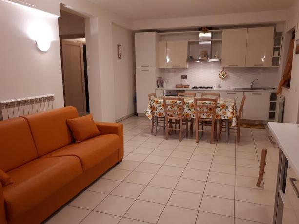 Appartamenti soggiorno con cucina e divano letto