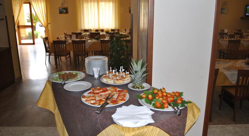 Sala ristorante con piatti tipici 