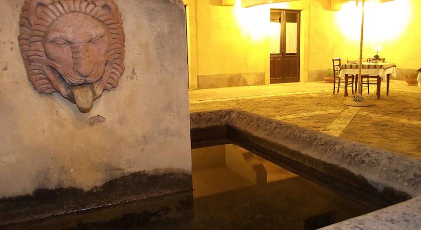Fontana piazzale B&B in Sicilia