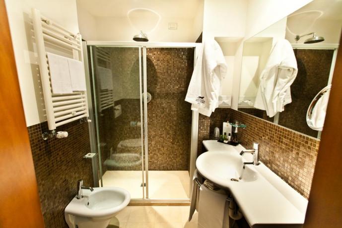 Hotel con bagno privato con Cabina Doccia 