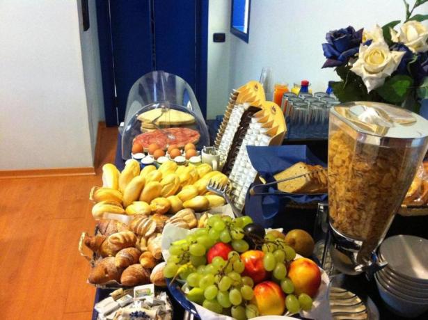 Ricca Colazione a buffet Hotel lungolago Trasimeno 