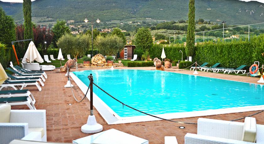 Piscina Ristorante in Hotel immerso nel verde Assisi 