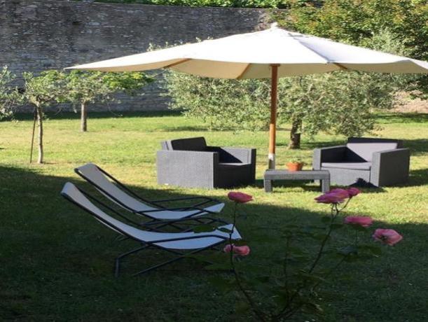 Giardino esterno attrezzato con Ombrellone 