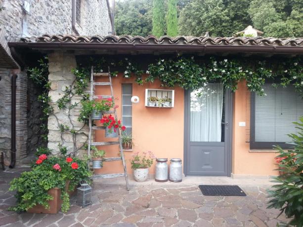 Esterno B&B con giardino vicino Todi