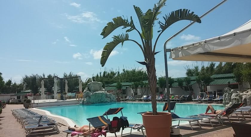 Piscina con cascata con idromassaggio