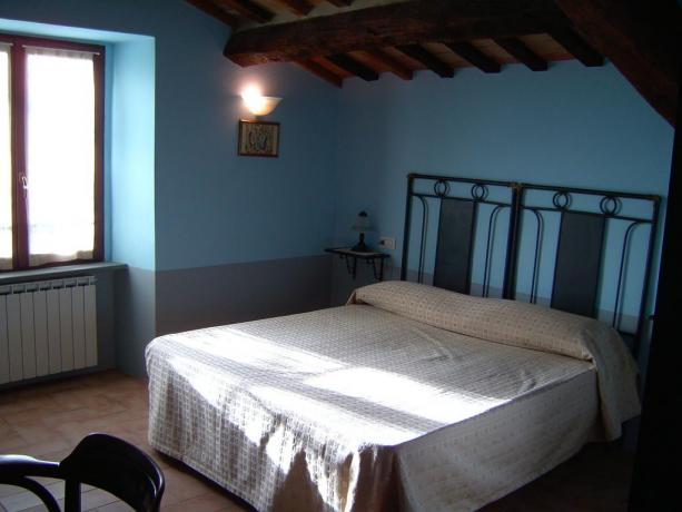 Stanza matrimoniale illuminata arredamento elegante