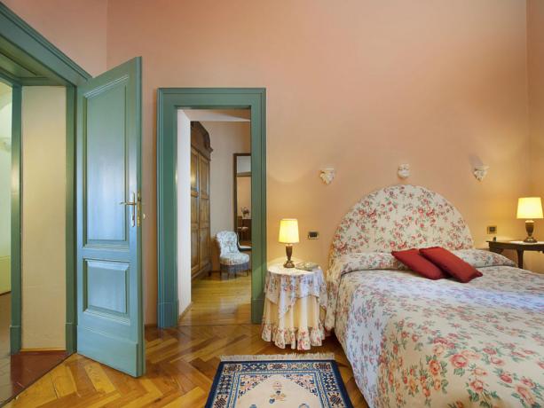 Camera da letto con particolari stoffe in Lombardia