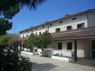 Ingresso hotel immerso nel verde a Manfredonia