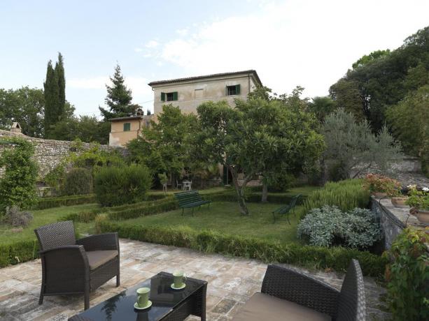 esterno villa con giardino