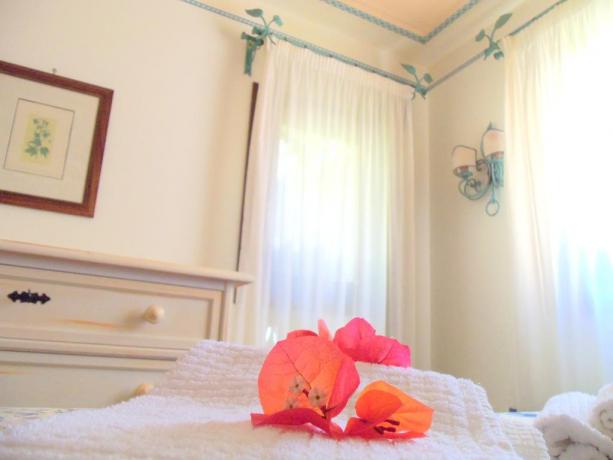 Set asciugamani in camera albergo ad Arzachena
