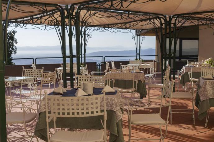 Ristorante esterno con vista panoramica