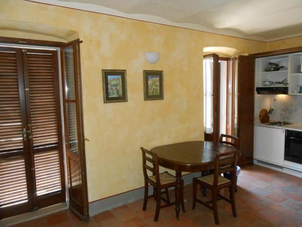 Accogliente soggiorno con angolo cottura, appartamenti