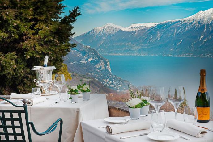 Aperitivi in terrazzo con vista Lago di Garda