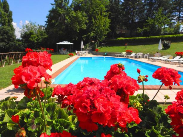 Piscina Agriturismo a Gubbio, Umbria Camere e Appartamenti 