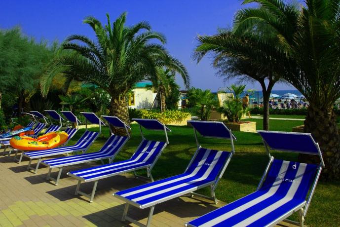 Albergo Silvi, giardino e piscina con lettini