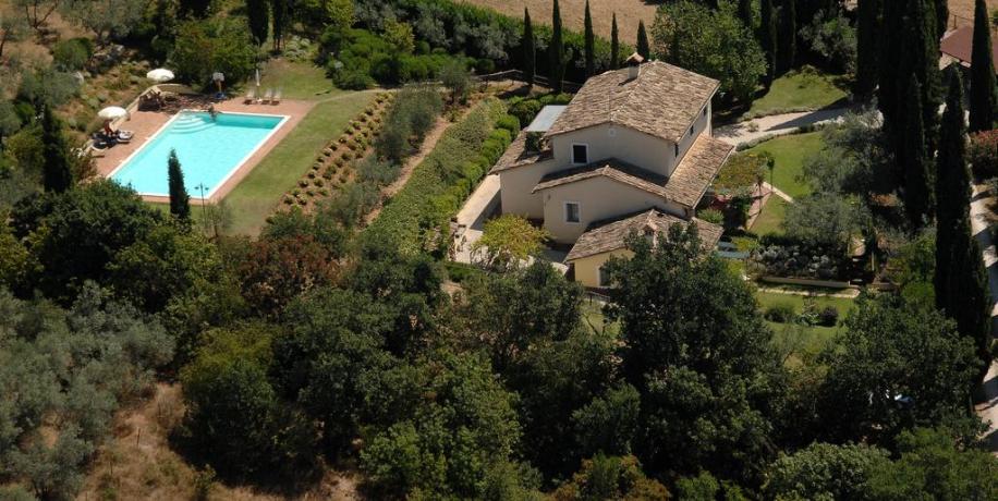 Agriturismo con piscina e vista panoramica in Umbria