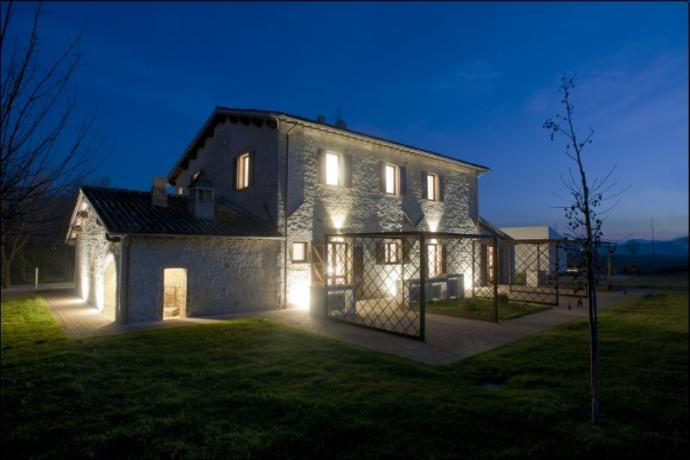 Particolare Casale in pietra con Appartamenti Perugia 