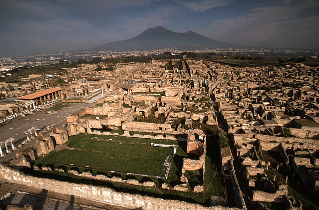 Veduta Scavi di Pompei e Vesuvio sullo sfondo