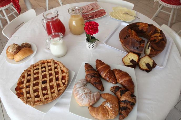 Tavolo con ricco buffet per colazione