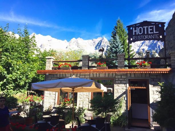 Ristorante esterno con piatti tipici locali