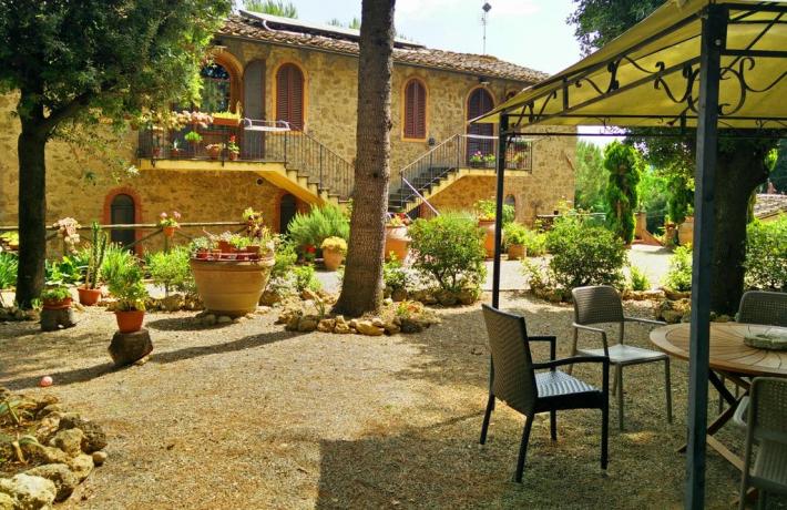 Casale immerso nella campagna Toscana con piscina
