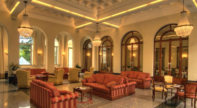 Hall dell'Hotel con sala lettura